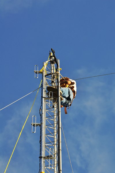 Bob-K4NBC Attaching the Gin Pole 06.jpg